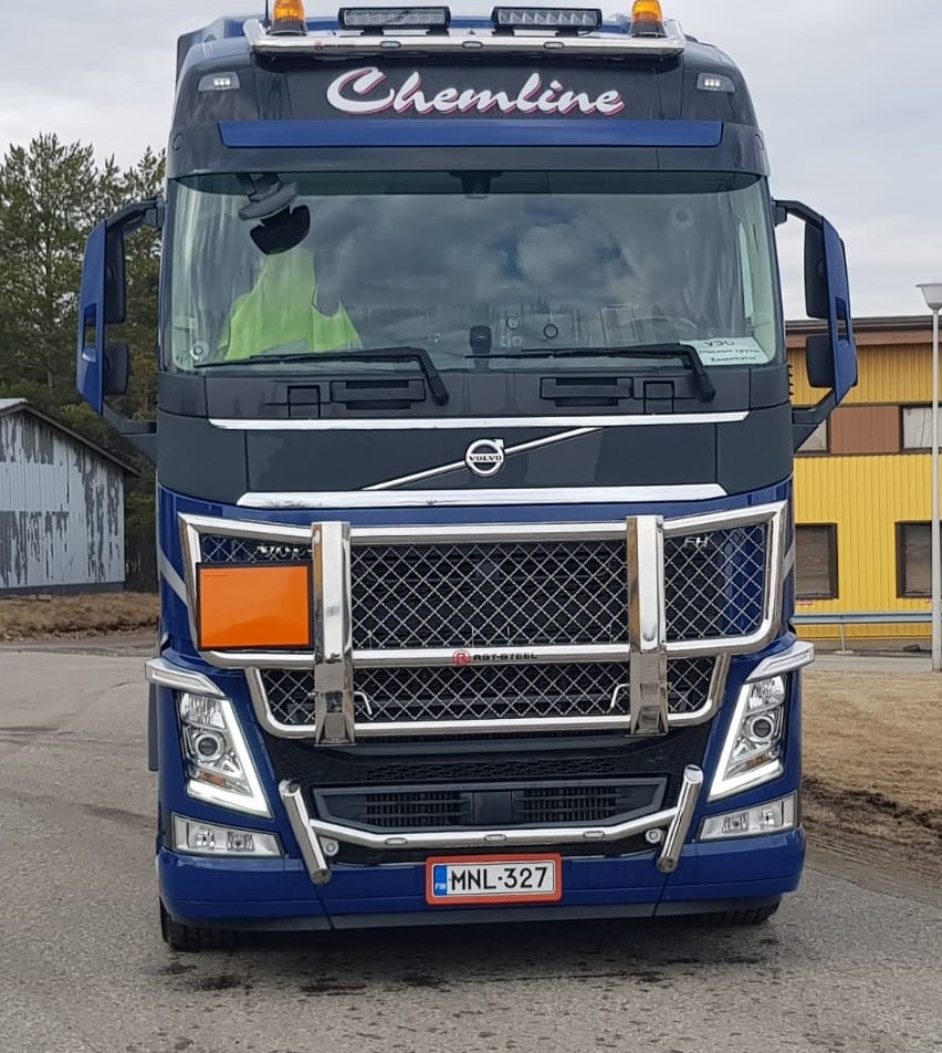 Kuvassa Bull Bar Dakar Volvo FH4