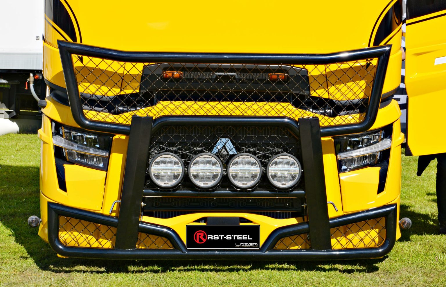 Bull Bar Freeway Renault T/C Series, Painted RSTSteel