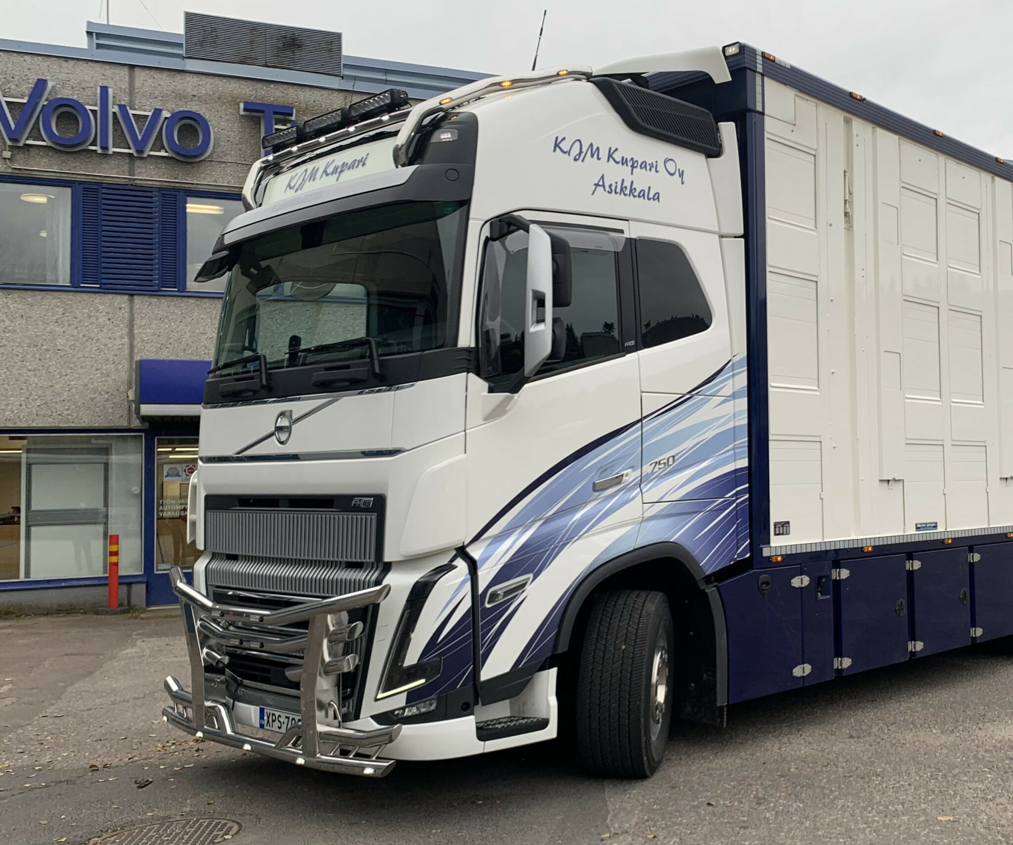 Roof Bar with side extensions Volvo FH4, Globe XL - RST-Steel