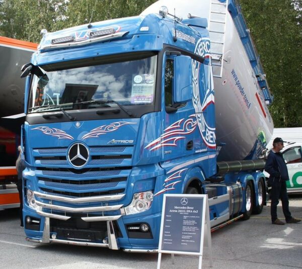 Kuvassa Bull Bar Lite Mercedes-Benz Actros L (2,5m)