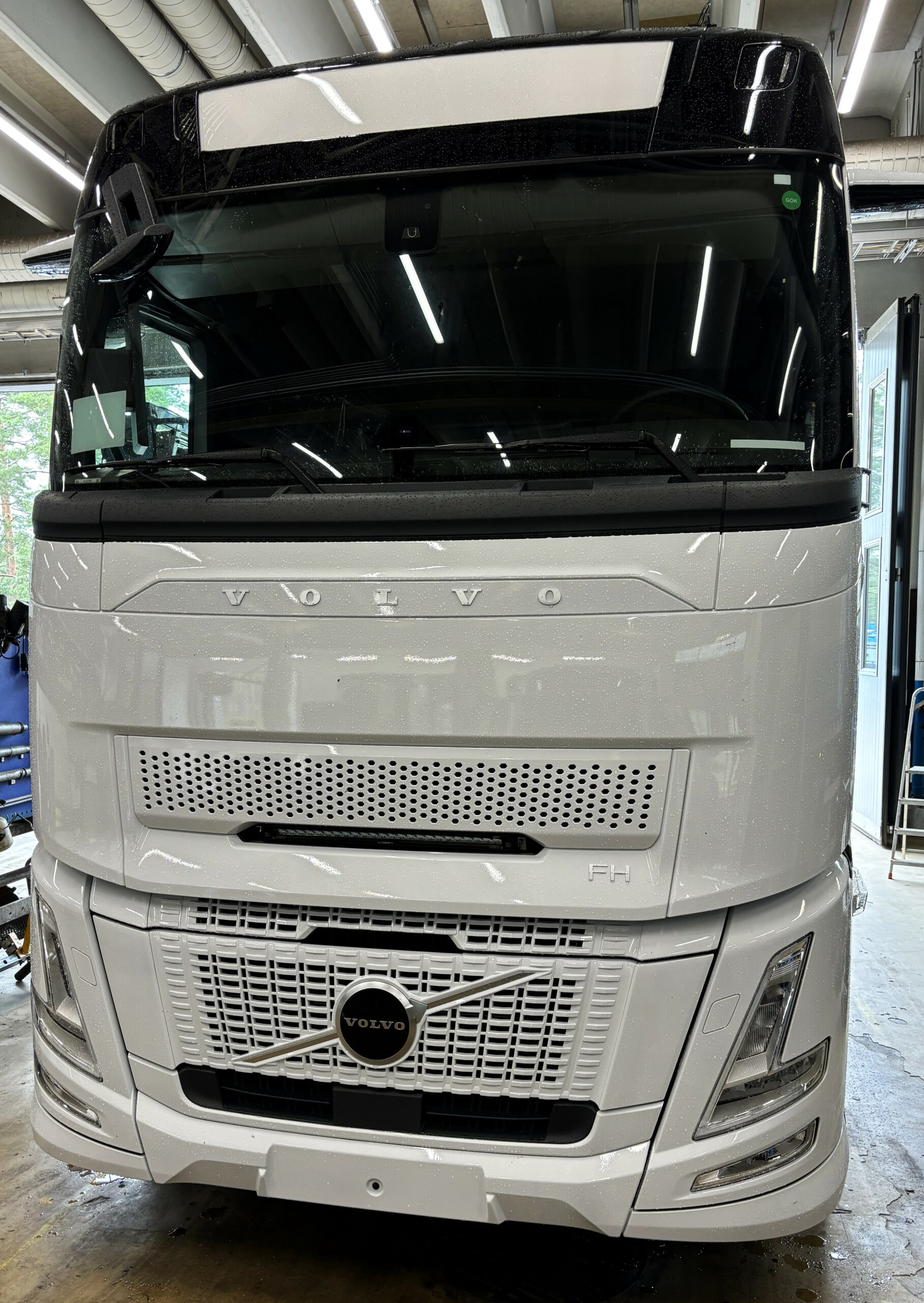 Lazer Linear 24 Lighting Package For Volvo FH AERO Grille