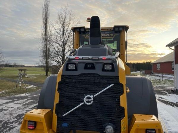 Rear Bar on top of engine cover Volvo L60H /L90H - RST-Steel