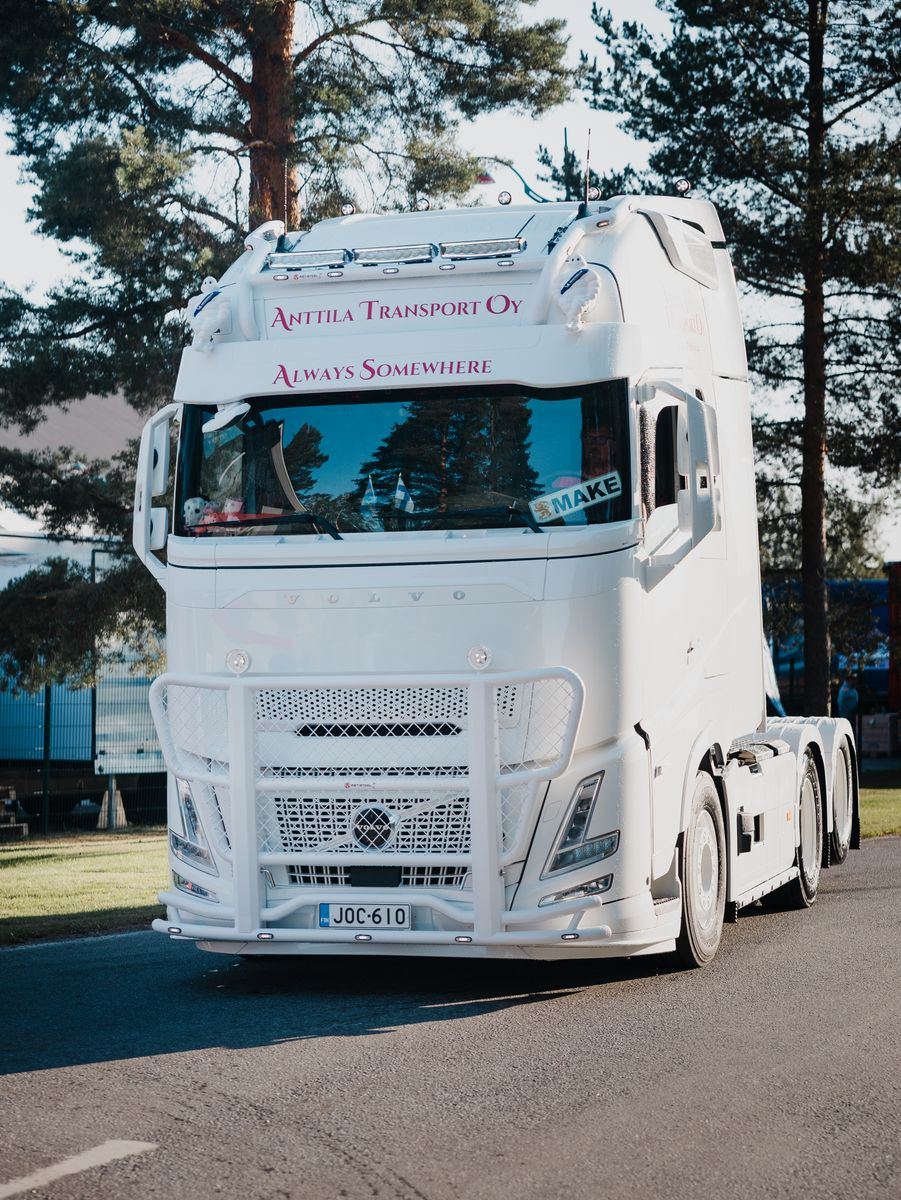 Bullbar Freeway V51 Volvo FH Aero (LegalPro) - Image 3