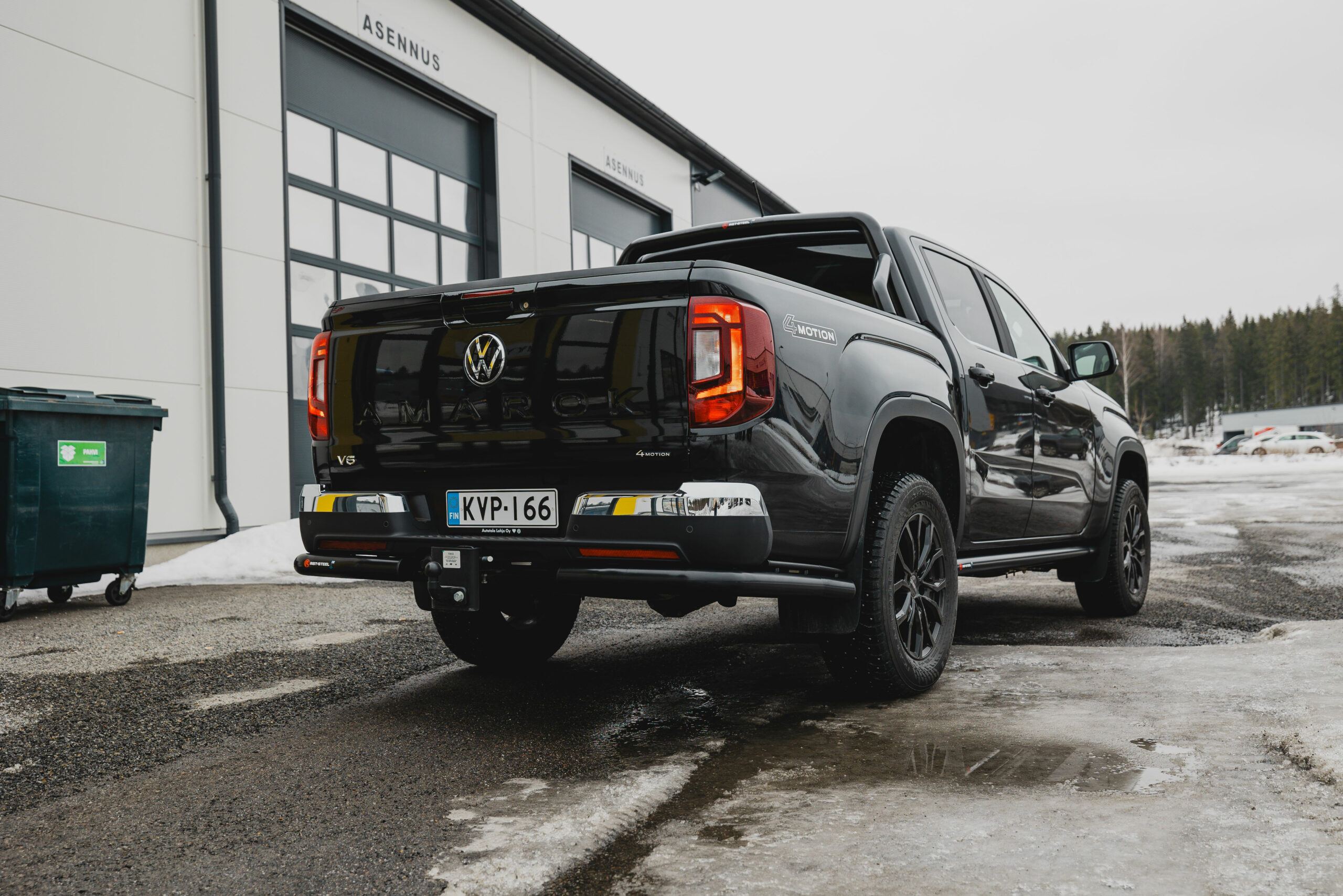 Side bars for pickup trucks