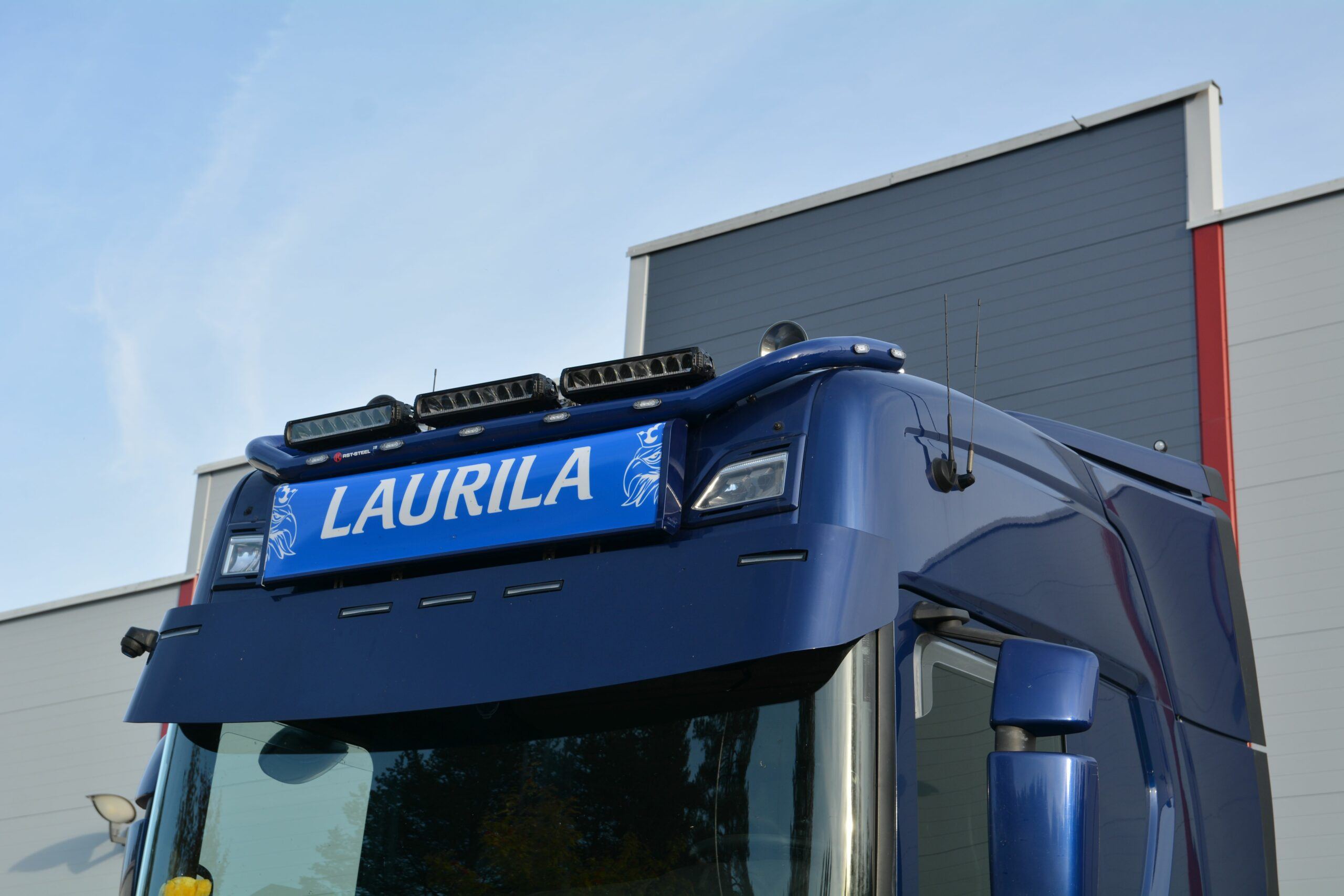 Sun visors for trucks